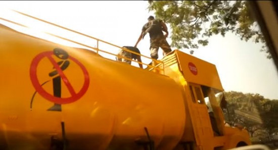 Se intampla in India. Cei care urineaza pe domeniul public sunt pedepsiti cu un tun de apa. VIDEO