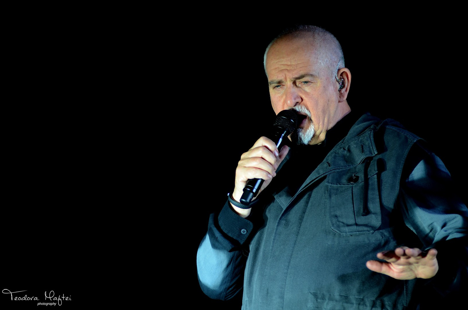Peter Gabriel, un masterchef genial care le-a pregatit romanilor o cina magica, un mix spumos de sunet si culoare sub forma unei lectii de muzica old school! FOTO