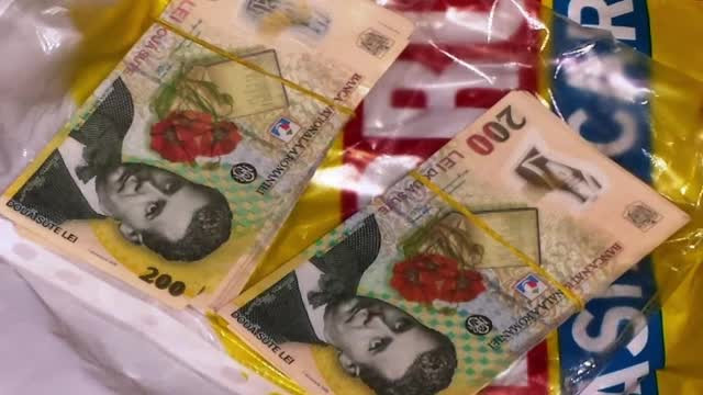 "Sa le dea Dumnezeu sanatate". Doi politisti au returnat o punga gasita, desi continea salariul lor pe un an si jumatate