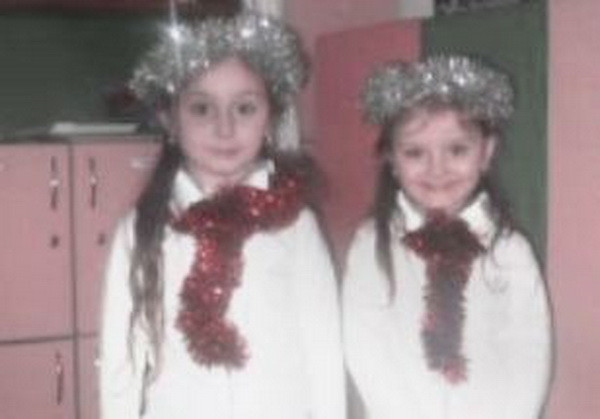 Povestea fetitelor din Ramnicu Sarat, ucise de propriul tata. Colegii de clasa le-au pus lumanari si flori pe banci