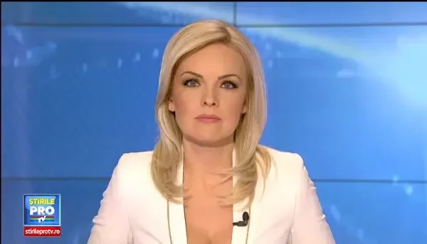 Berlusconi munceste in folosul comunitatii, printre oameni care probabil nici nu-l recunosc.