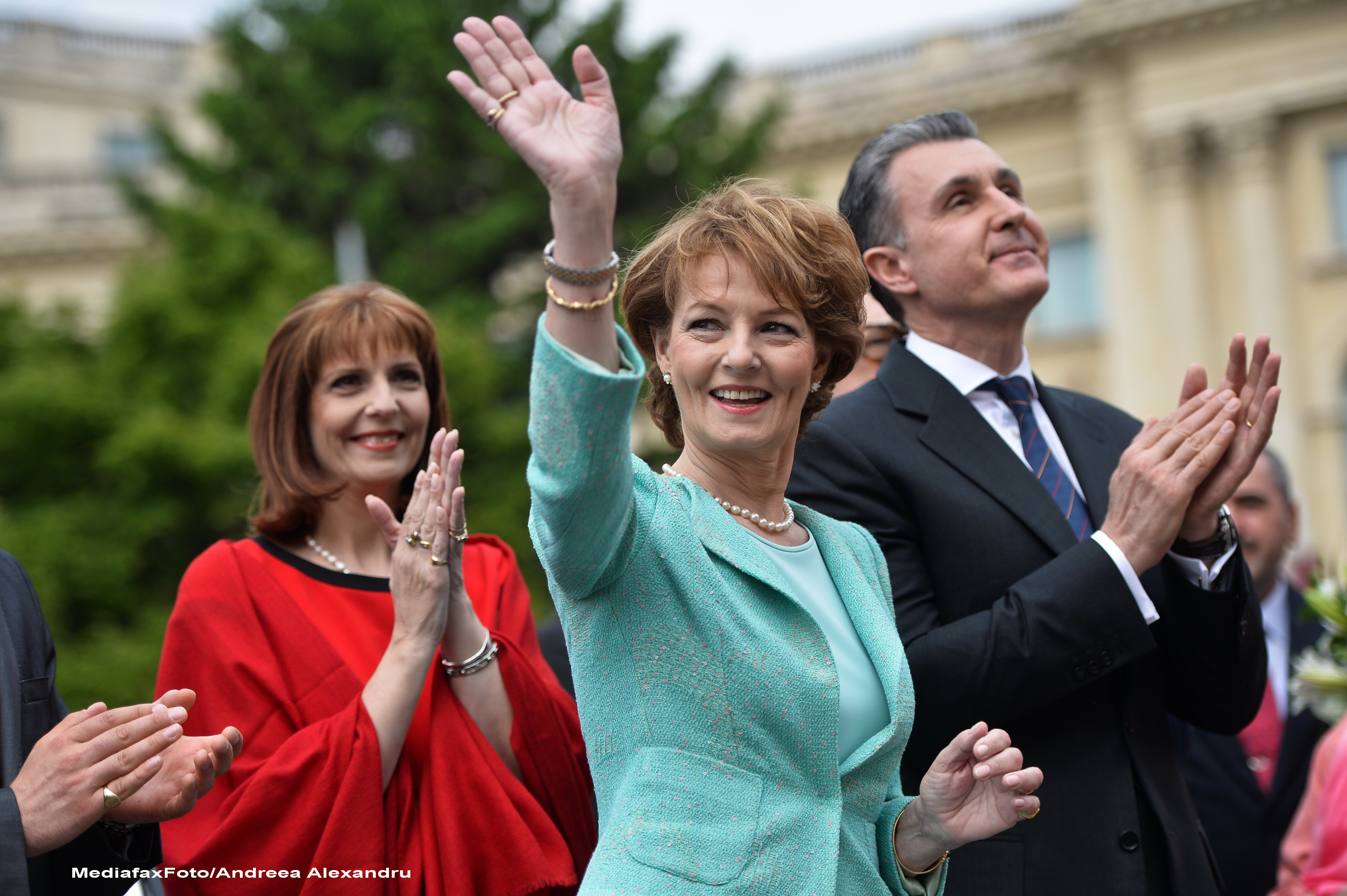 Ziua regalitatii in Romania. Regalisti convinsi din intreaga tara s-au adunat in fata statuii lui Carol I