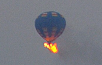 Trei oameni au murit dupa ce au sarit dintr-un balon cu aer cald, care a luat foc pe cand se afla la inaltime. VIDEO