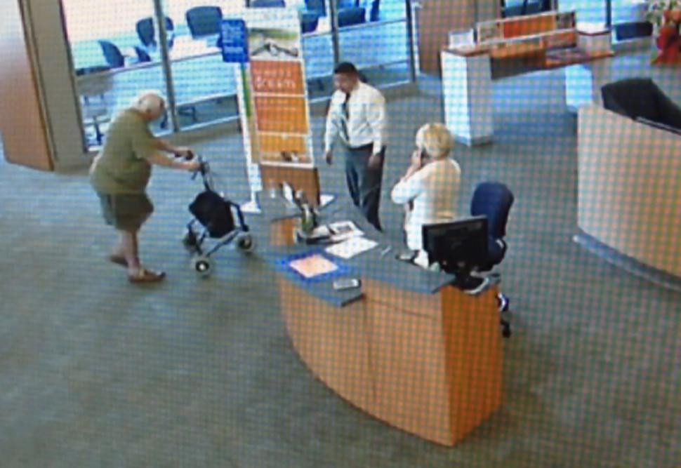 Un barbat de 77 de ani a vrut sa jefuiasca o banca si l-a luat ostatic pe manager. Batranul nu se putea deplasa fara cadru