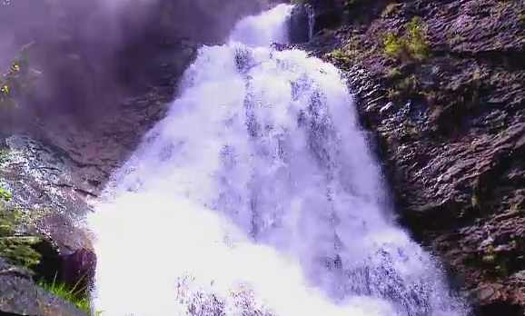 Cascada Valul Miresei, cea mai spectaculoasa din Romania, atrage turistii cu legenda sa si traditiile culinare ale locului