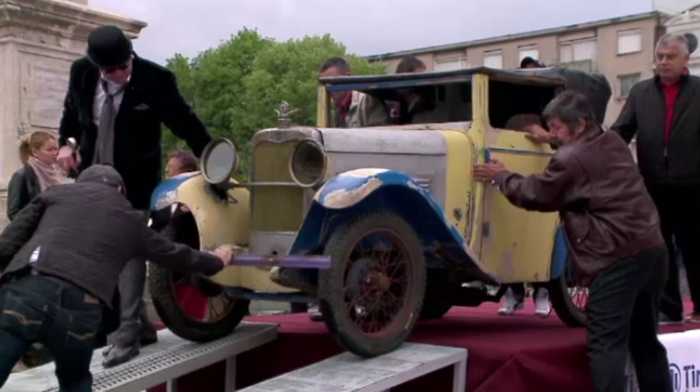 Parada cu masini de epoca in Constanta. Imagini cu vedeta spectacolului, un Morris Minor care a apartinut Regelui Mihai