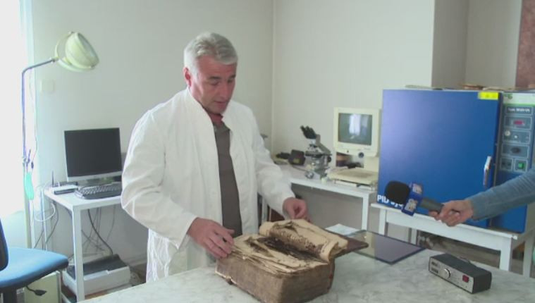 Povestea "doctorilor de carti" din Alba Iulia. Care este cel mai important manuscris pe care l-au redat cititorilor