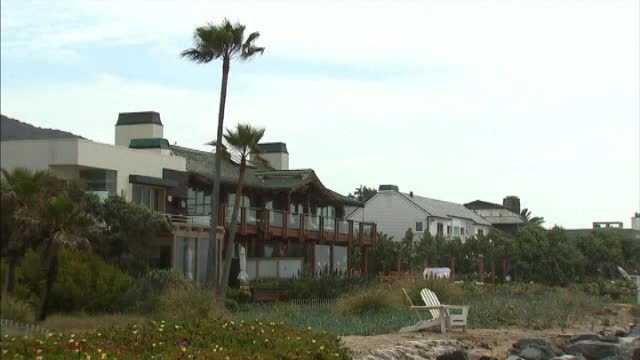 Steven Spielberg sau Pierce Brosnan ar putea ramane fara vilele din Malibu. Natura le da o lovitura de milioane de dolari