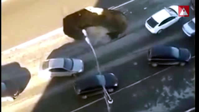 Un crater urias s-a format pe o autostrada din Rusia. Groapa are un diametru de 5 metri si o adancime de 2 metri