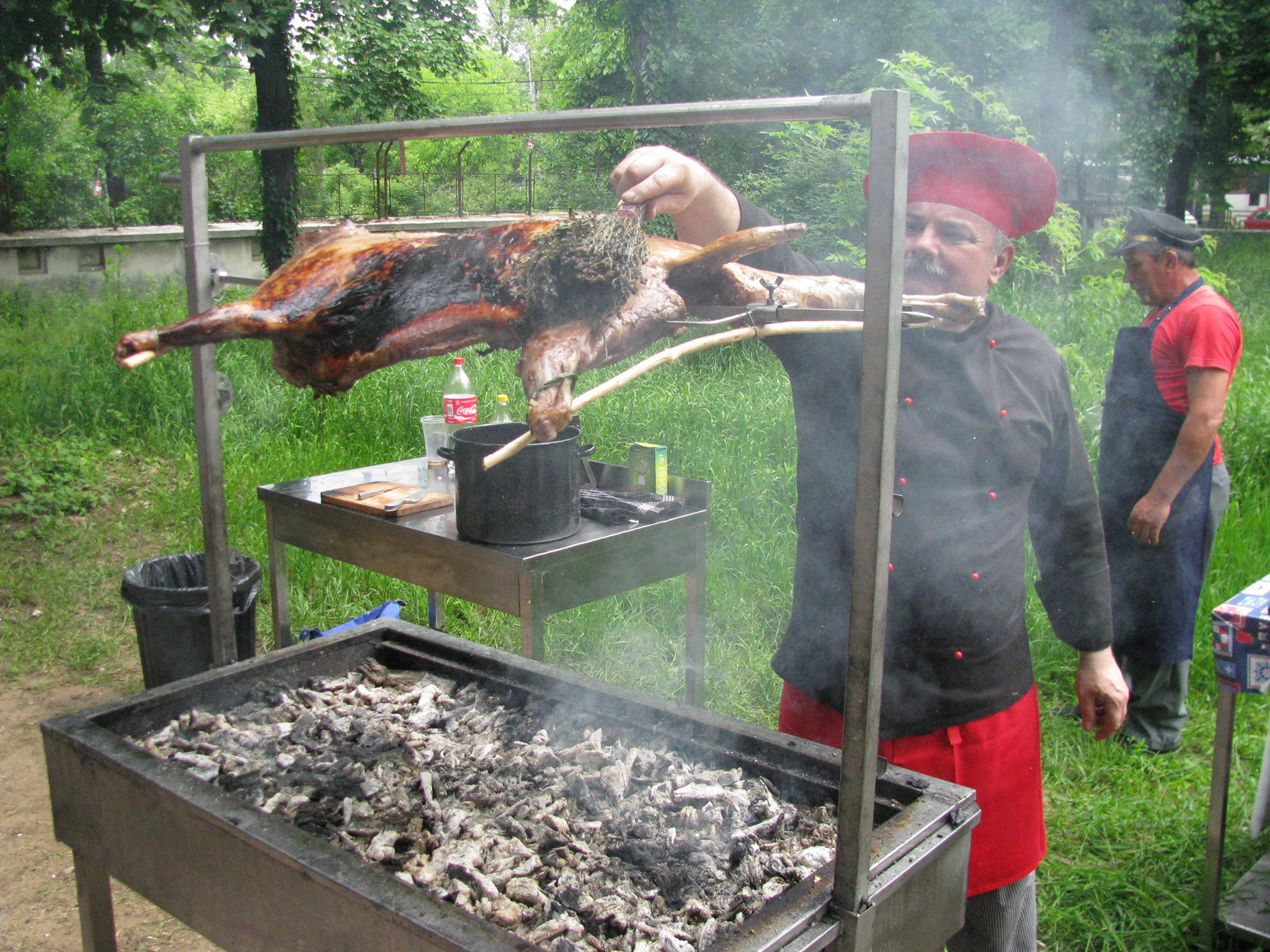 "Produs in Romania". Targ de produse traditionale, romanesti: berbecut, purcelus la protap si curcan copt in jar