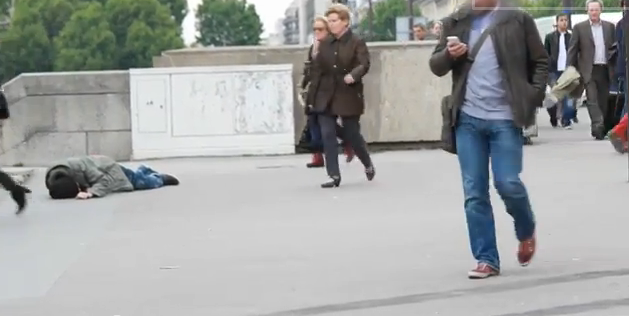 Cat de importante sunt aparentele? Reactia oamenilor atunci cand vad un "cersetor" si un barbat in costum ca lesina pe strada