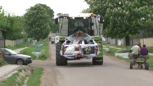 Nunta de neuitat pentru doi tineri din Romania. Un om de afaceri german a aranjat sa fie dusi cu combina la biserica