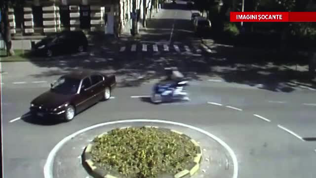 Imagini surprinse de camerele de supraveghere: momentul in care o motocicleta pe care se aflau doi tineri intra intr-o masina