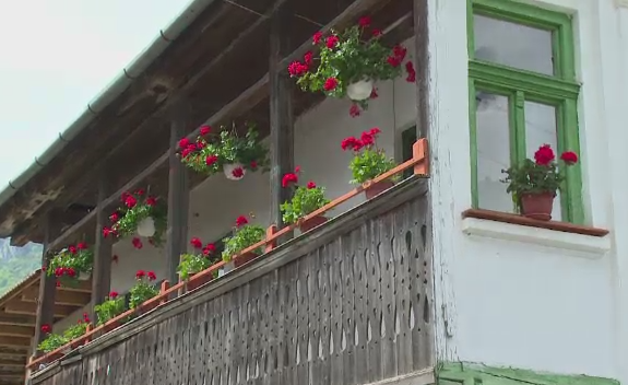 Satul transilvanean facut parca din turta dulce. Localnicii au fost ajutati de straini sa isi pastreze traditiile