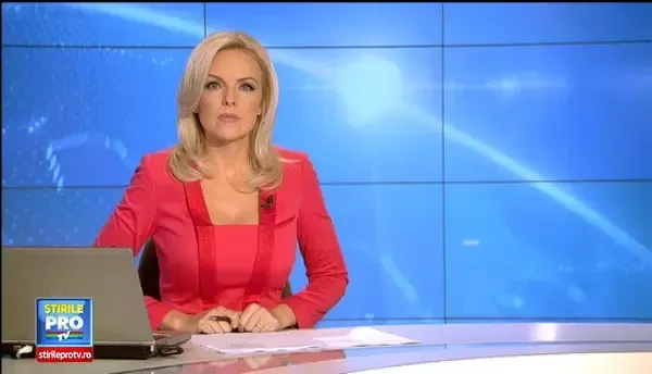 Imagini surprinse de camerele de supraveghere: momentul in care o motocicleta pe care se aflau doi tineri intra intr-o masina