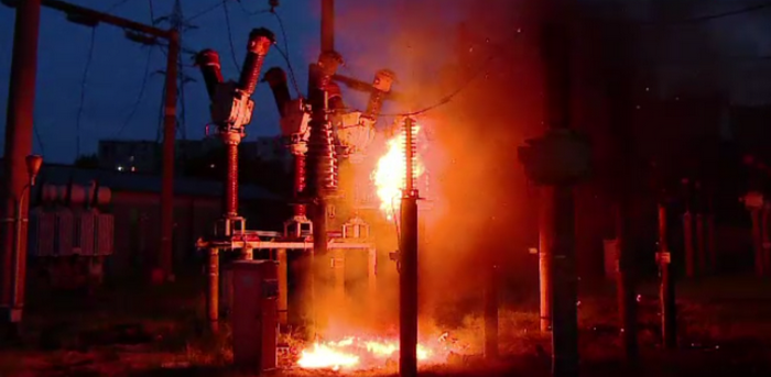 Explozie la o instalatie ENEL din Deva. Nimeni nu a fost ranit, insa un sfert de oras a ramas fara curent