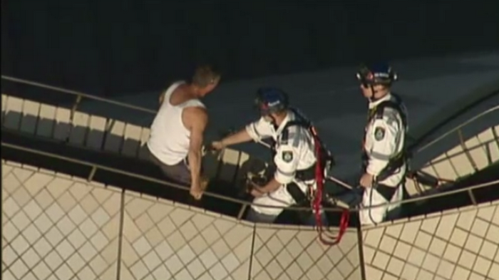 Un barbat beat s-a urcat pe acoperisul Operei din Sidney. "Nici vorba de revendicari, n-a putut sa spuna nici cum il cheama"