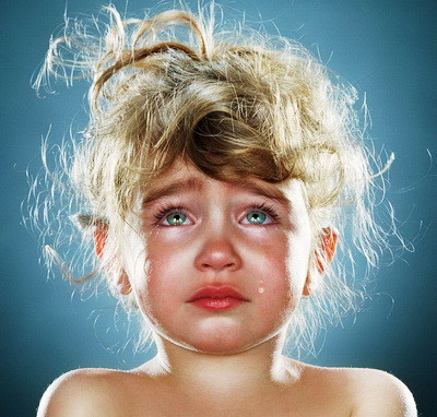 Cum ne ajutăm copilul să îşi trăiască emoţiile? Recomandările psihologului