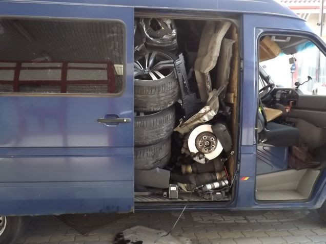 Un roman a reusit sa inghesuie un BMW X6 intr-o furgoneta Mercedes Sprinter. Ungurii n-au mai vazut asa ceva la granita. FOTO