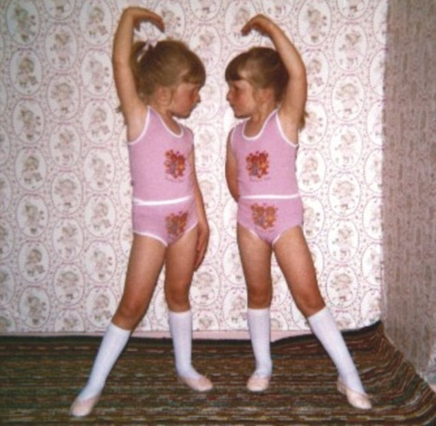 Au cheltuit 100.000 de euro ca sa nu poata fi deosebite. Cum arata aceste fete la 38 de ani