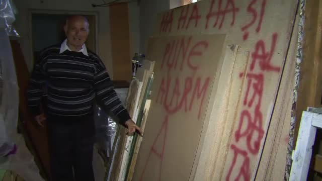 Mesajul pe care l-a gasit un pensionar pe peretele casei de vacanta. Hotii l-au lasat pana si fara camerele de supraveghere