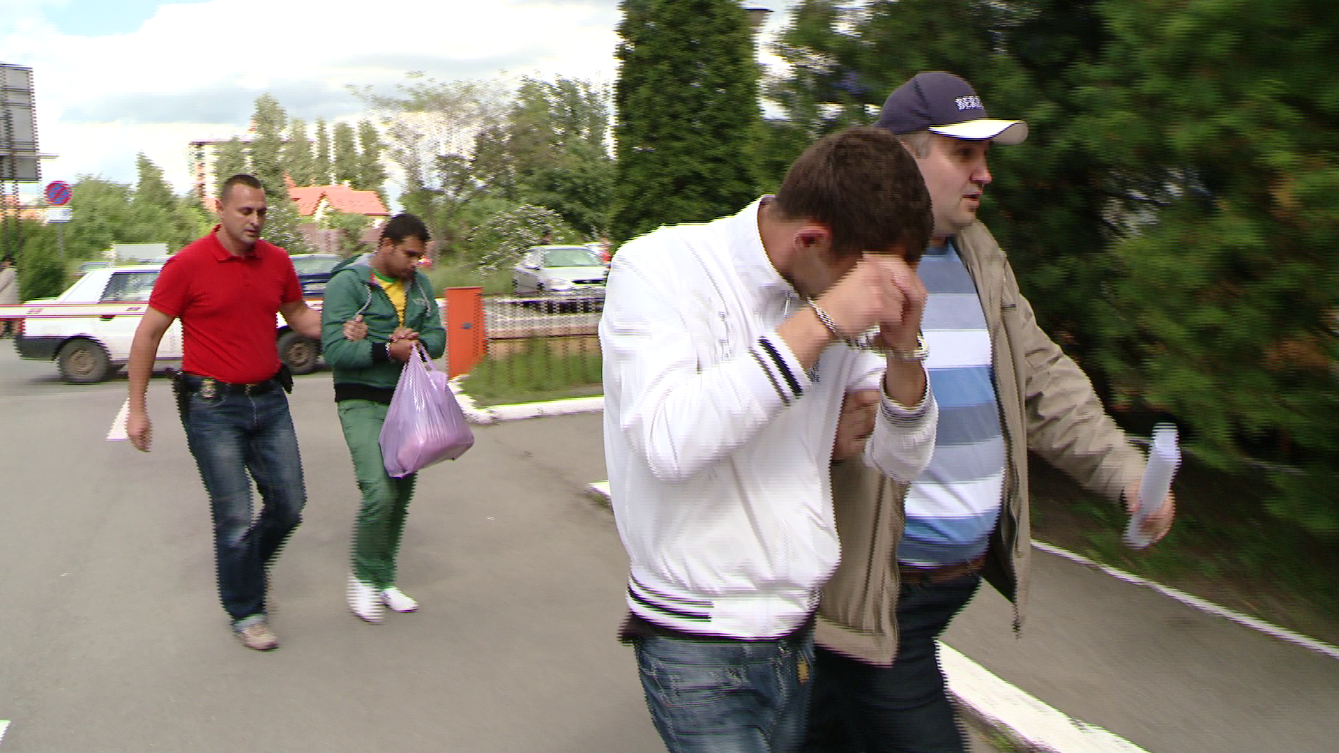 Cei doi barbati care au taharit un italian venit la Lugoj pentru a intalni o femeie cunoscuta pe internet, au fost arestati