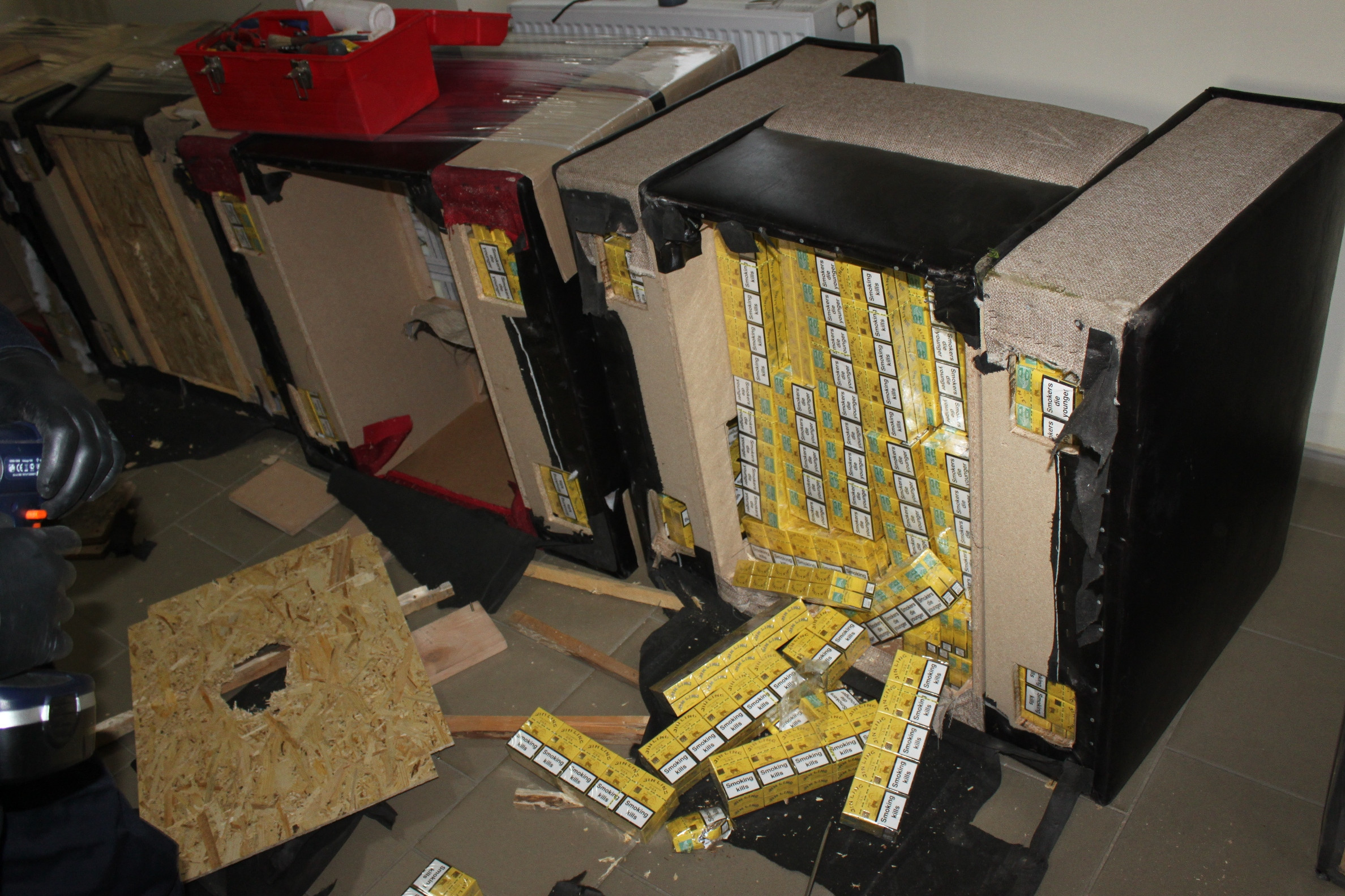 Politistii de frontiera din Maramures au descoperit tigari de contrabanda ascunse in piese de mobilier