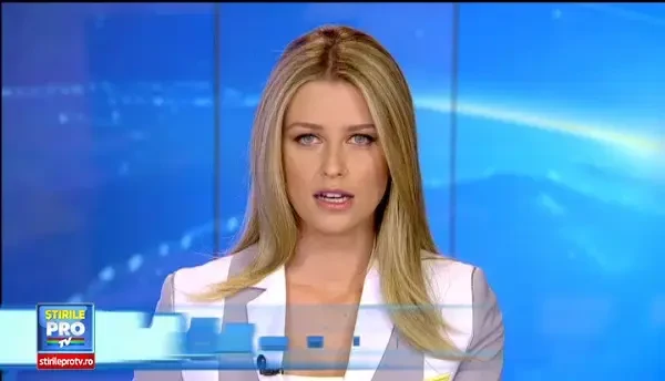 Sute de oameni la inmormantarea celor doua fetite din Ramnicu Sarat, ucise de tatal lor. Vor fi ingropate alaturi de mama