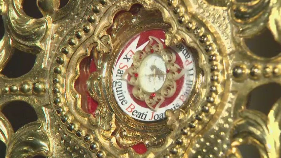 Sute de credinciosi din Blaj s-au inchinat la relicva care contine picaturi din sangele Sfantului Ioan Paul al II-lea