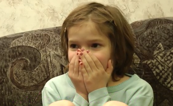 O fetita este filmata in momentul in care isi priveste propria nastere, inregistrata. Cum reactioneaza copila