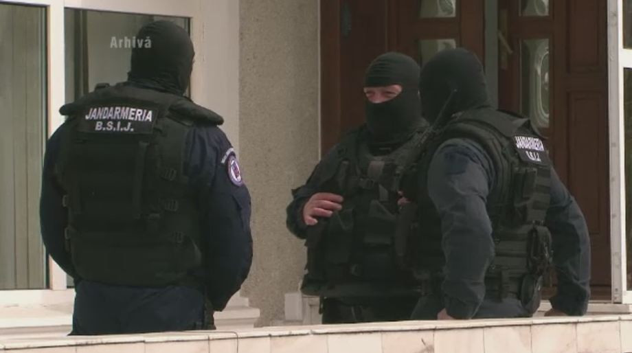 Perchezitii la camatarii si contrabandistii din Resita. Ce cauta politistii in locuintele suspectilor