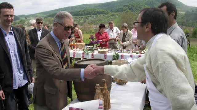 Printul Charles, oaspete de onoare al Festivalului Transilvania. Acesta a admirat tablouri facute in satele din Romania