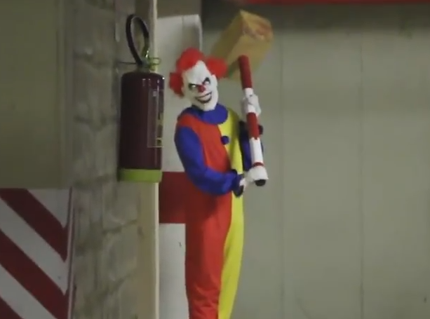 VIDEO. Un clovn a inspaimantat trecatorii dintr-o parcare. Reactiile victimelor farsei sunt unice