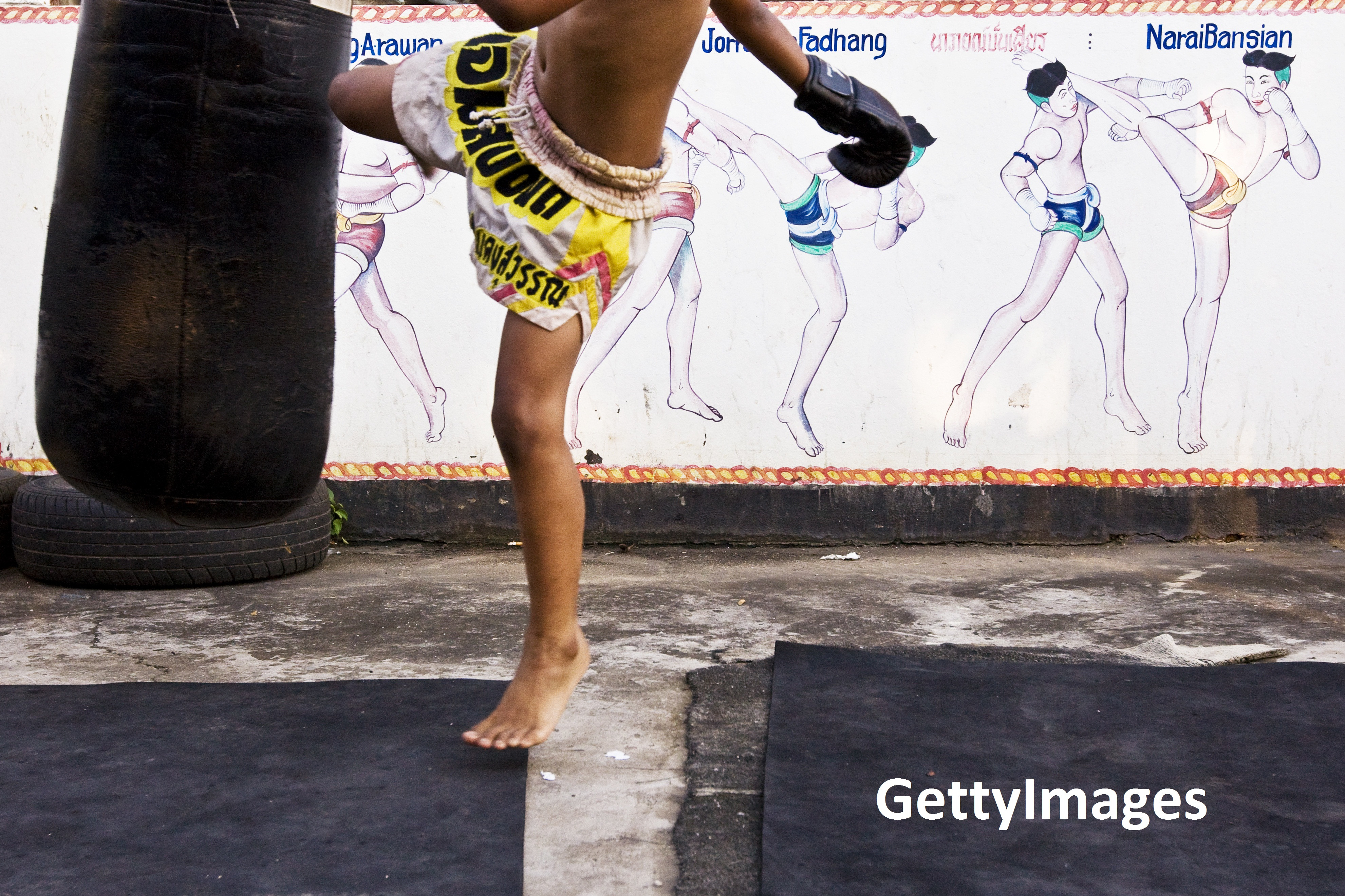 Transformare totala a unui britanic obez. A slabit 50kg dupa 1 an de antrenamente in Thailanda. Vamesii l-au oprit la granita