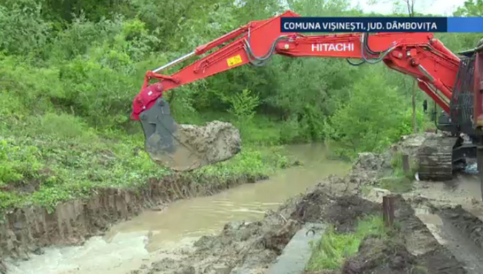 Un deal din comuna Visinesti a luat-o la vale spre casele oamenilor. Acestia se tem ca vor fi acoperiti de pamant