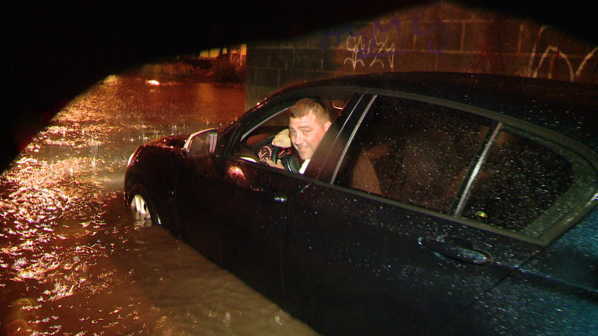 Ploaia a creat haos la Timisoara. In cateva ore,14 drumuri si 23 de subsoluri au fost inundate.Masinile, blocate sub viaducte