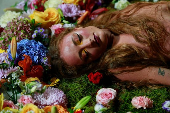 O femeie din Marea Britanie s-a izolat timp de o saptamana. Femeia va trai doar cu apa sapte zile de dragul artei