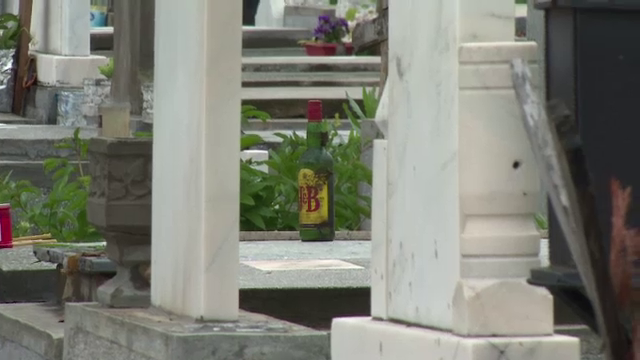 Mormantul in care era ingropat fostul bodyguard al lui Adi Minune a fost jefuit. Hotii au lasat doar sticlele de whiskey