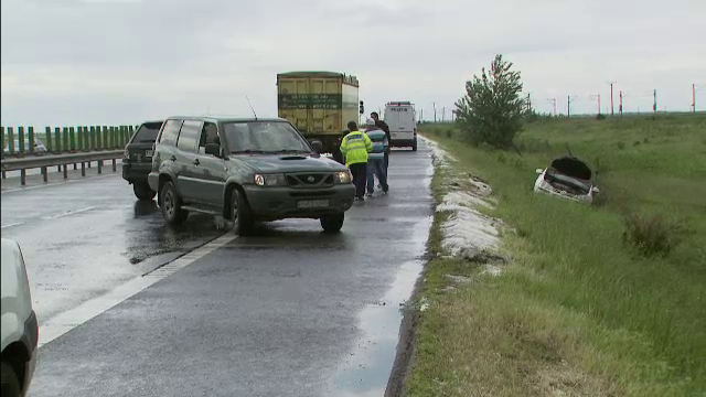 Carambol pe Autostrada Soarelui dupa un episod de 10 minute de iarna, la mijloc de mai. Un sofer a ajuns la spital