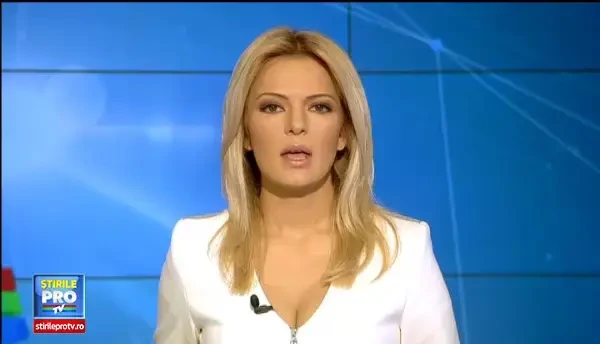 Un deal din comuna Visinesti a luat-o la vale spre casele oamenilor. Acestia se tem ca vor fi acoperiti de pamant