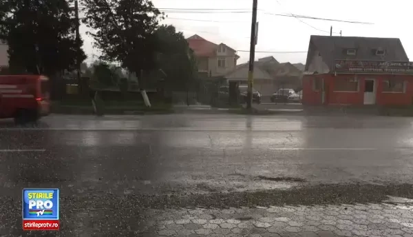 Ploaie cu gheata in mijlocul lunii mai. Imagini primite de la un utilizator din Bacau