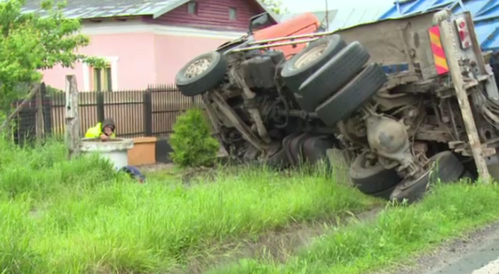 Accident rutier pe DN71. Soferul unui TIR care transporta deseuri de sticla s-a rasturnat intr-un sant