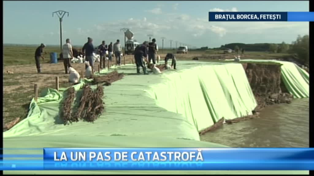 Romania, la un pas de o catastrofa pe bratul Borcea al Dunarii. Autostrada si calea ferata ar fi inundate daca se rupe digul