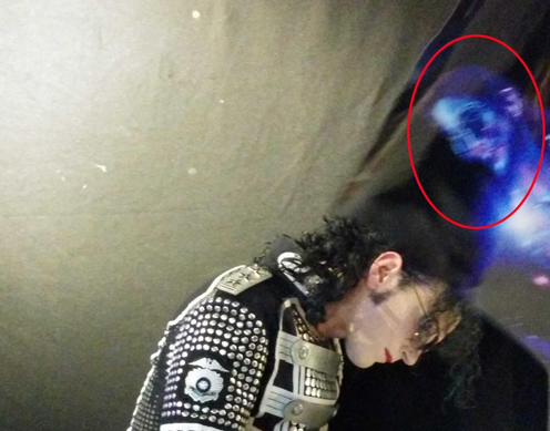 Un adolescent britanic sustine ca a pozat "fantoma" lui Michael Jackson