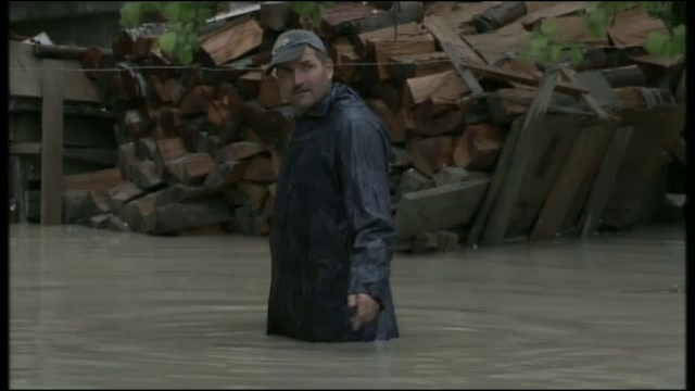 Strazi transformate in rauri, garduri si case luata de viitura. Potopul vazut LIVE la Husi, dupa o ploaie de jumatate de ora