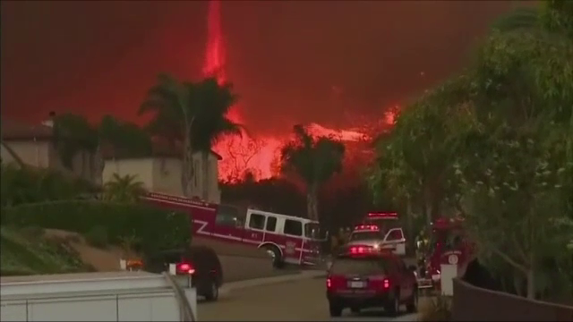 Mii de oameni evacuati si locuinte arse pana in temelii. Pompierii din California duc o lupta inegala cu flacarile, de 3 zile