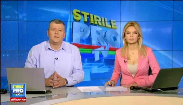 Accident rutier pe DN71. Soferul unui TIR care transporta deseuri de sticla s-a rasturnat intr-un sant