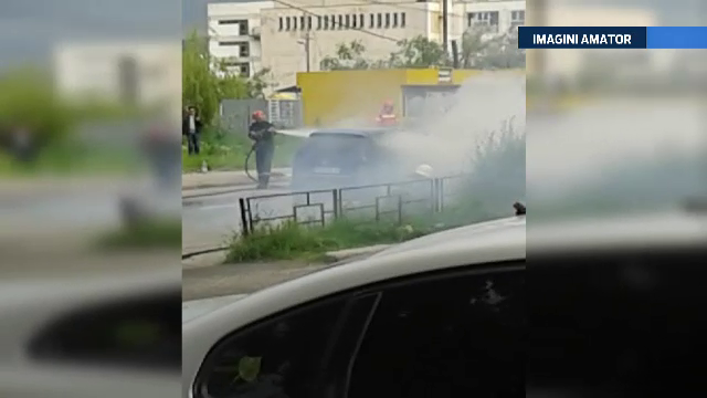 A fost la un pas sa arda de vie. O soferita din Prahova s-a trezit cu masina in flacari, in timpul mersului
