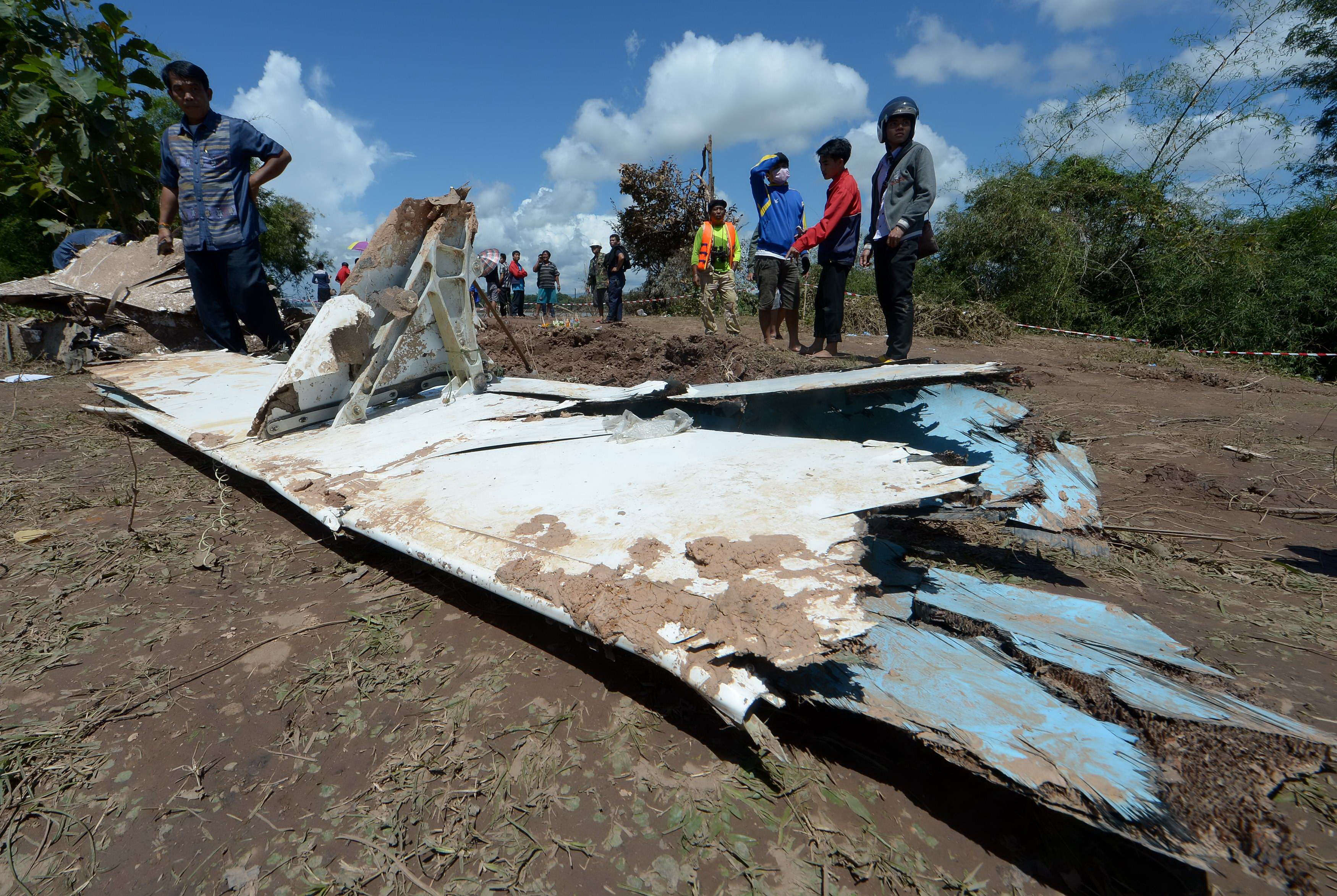 Ministrul Apararii din Laos a murit intr-un accident de avion. Aeronava, cu 20 de de persoane la bord, a cazut in munti