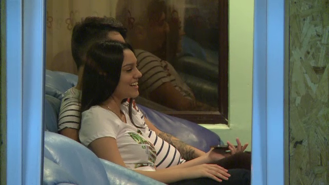 Fiica lui Adrian Minune si-a asteptat 6 ore parintii in sectia de politie. Minora a fost luata acasa de catre mama ei